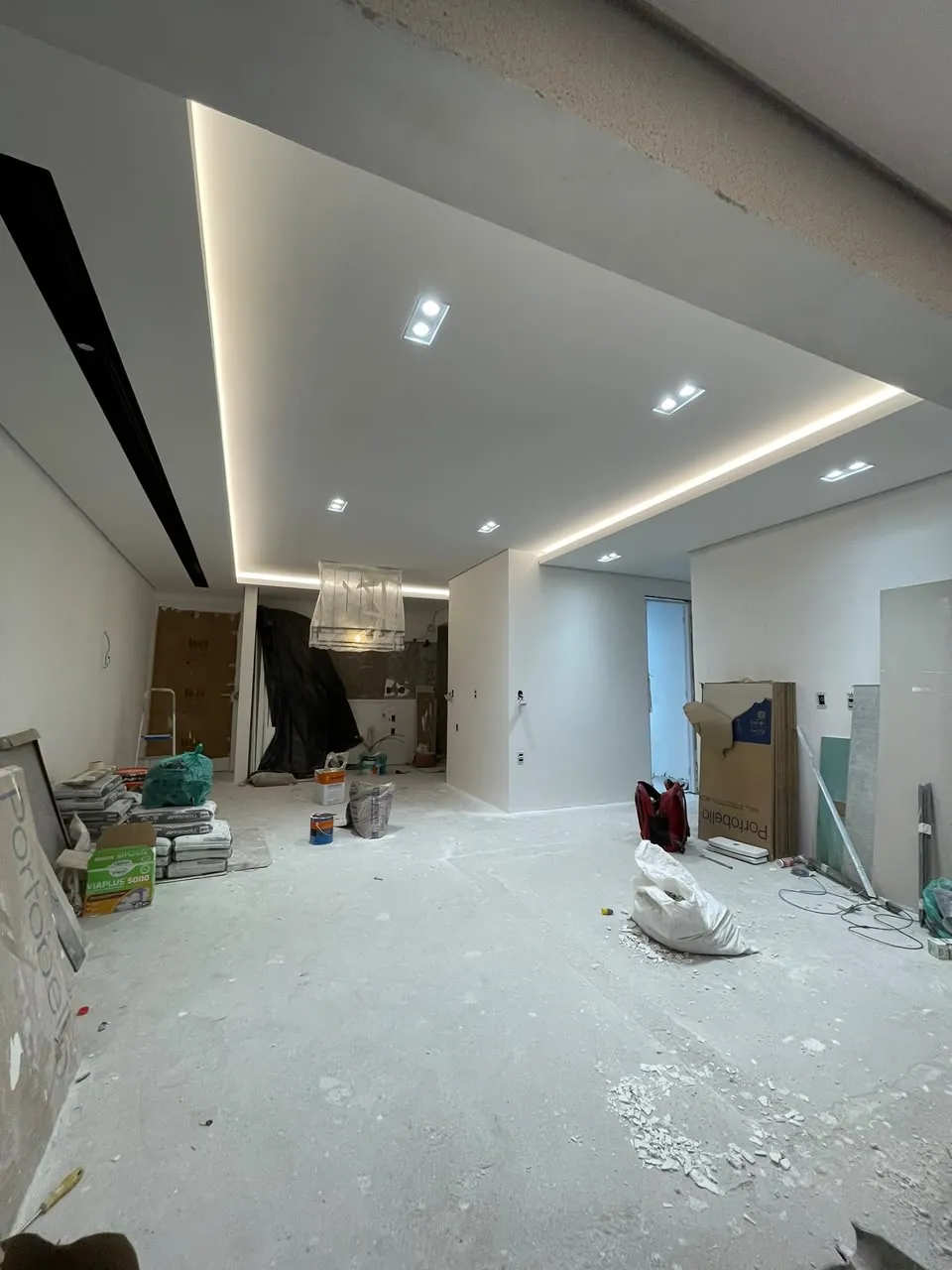 Forro com sanca de LED e spots, obra da Studio Drywall