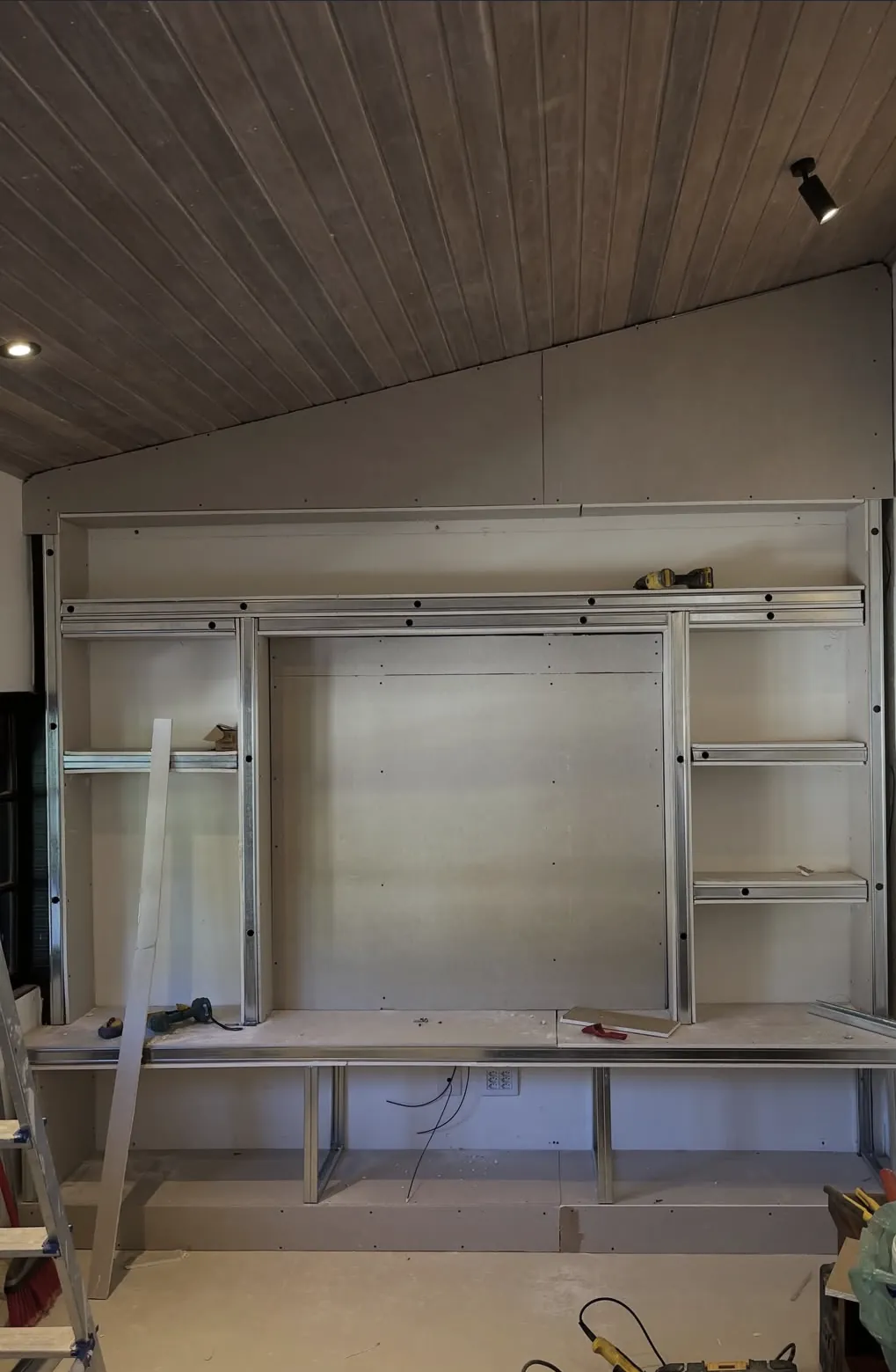 Painel de TV em montagem, obra da Studio Drywall