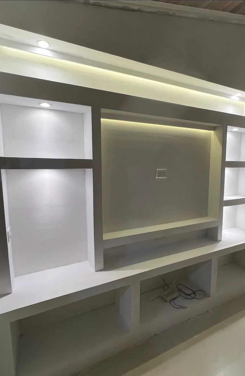 Painel de TV com nichos e LED, obra da Studio Drywall