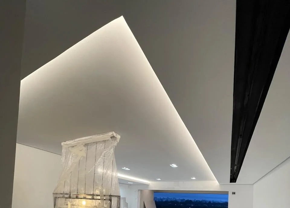 Sanca aberta com LED em apartamento, obra da Studio Drywall